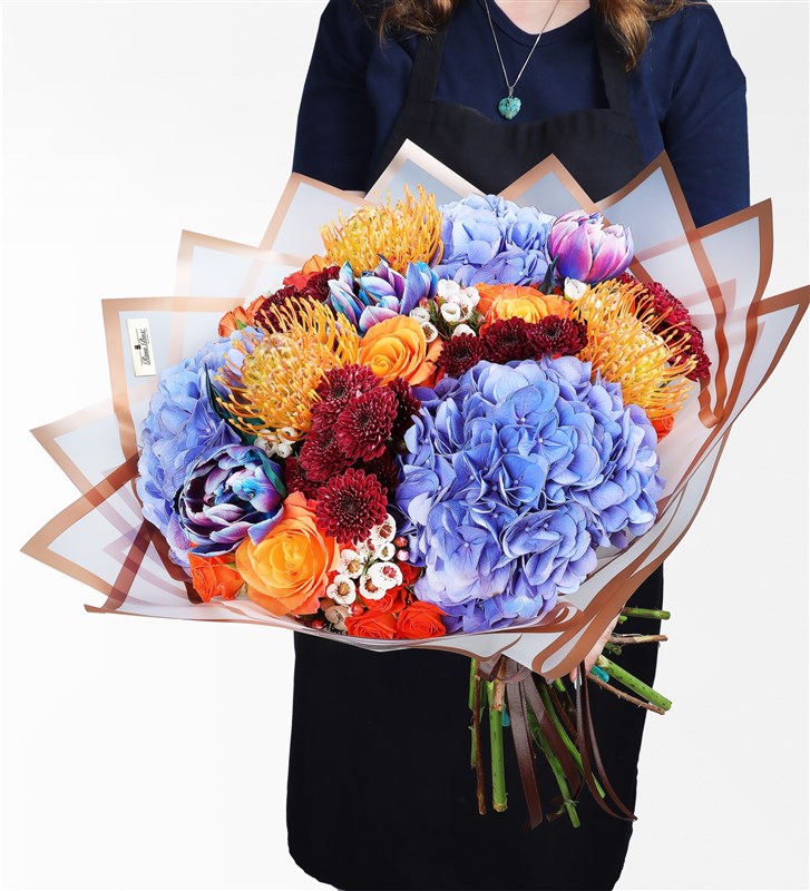 Wild Bloom XL Buket - Mavi Ortanca, Lecuspermum, Turuncu Ekvator Gülleri, Galaksi Lale ve Prupetta Red Santini