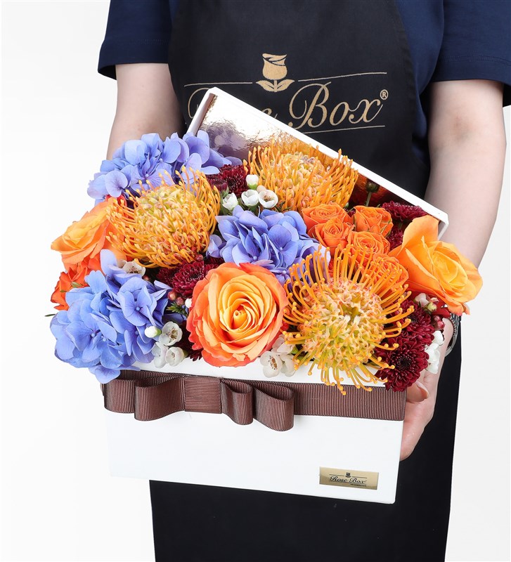 Wild Bloom In Box - Kutuda Mavi Ortanca, Lecuspermum, Turuncu Ekvator Gülleri, Galaksi Lale ve Prupetta Red Santini